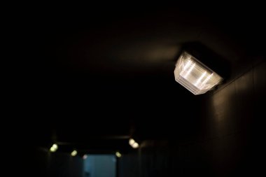 Tünelde lamba var. Koridorda ışık var. Altgeçitteki karanlık. Elektrik ışığı.