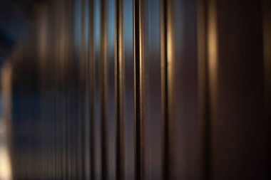 Çelik çitin dokusu. Profil kağıdı kahverengi. Ayrıntılar. Gün ışığında bulanık arkaplan.