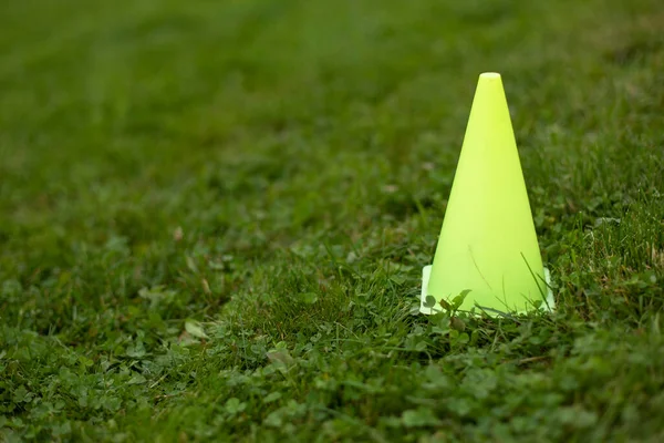 緑の草の上に緑のキャップ 国境を示すスポーツ用具 ピラミッド図だ 芝生にコーン 夏のスポーツの詳細 — ストック写真