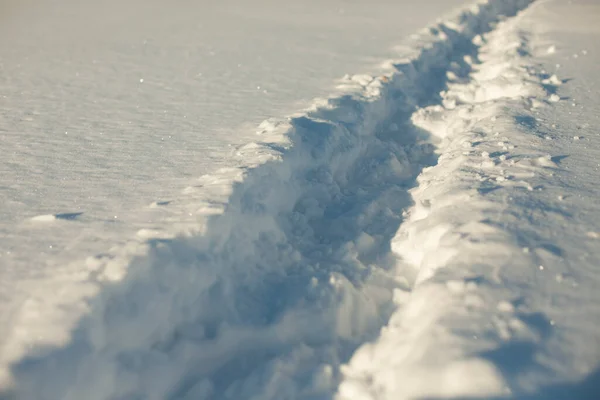 雪の中を 深い雪の中を進む 雪の上の観光客の通過からの痕跡 — ストック写真