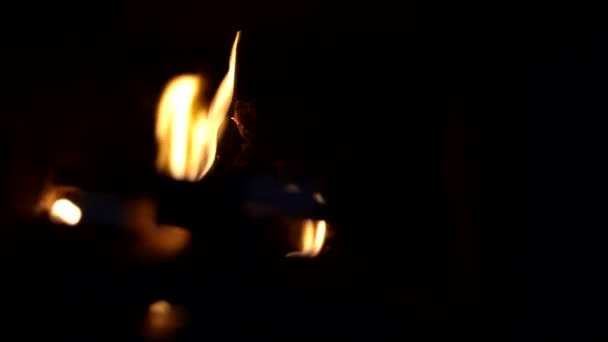 黑暗中的火木板在壁炉里燃烧 黄色的火焰燃烧木材的过程 — 图库视频影像