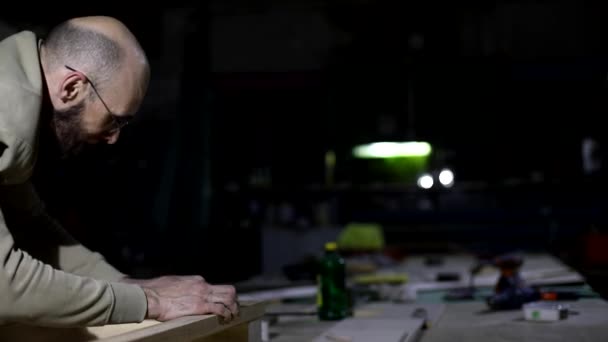 Adam Garajda Mobilya Yapıyor Adam Ağaçla Çalışıyor Tahtalardan Oluştur Yapım — Stok video