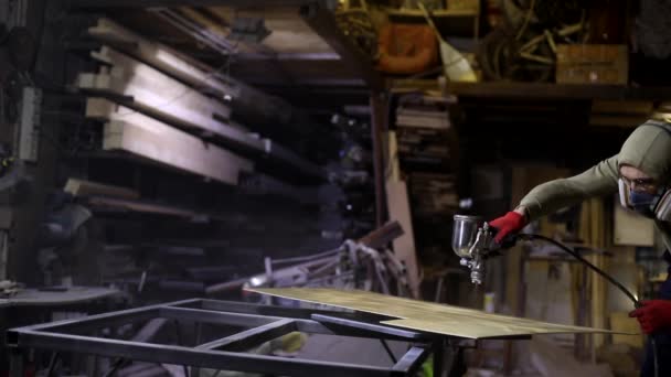 Elinde Kurşunla Maskeli Bir Adam Garajdaki Adam Adam Cila Püskürtüyor — Stok video
