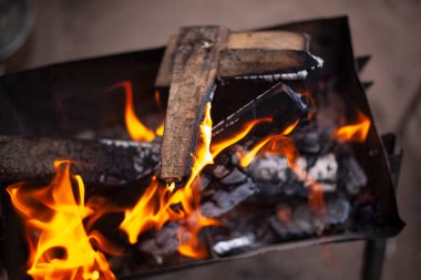 Yakacak odun yanıyor. Kuru dalları yakıyor. Kömür üretiyor. Piknik detayları. Güvenli olmayan alevler.