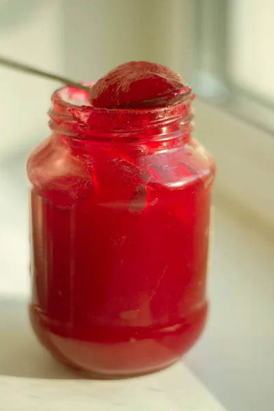 Jam Een Pot Rode Bes Suiker Jam Natuurlijk Licht Glazen — Stockfoto