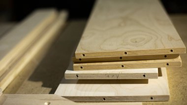 Marangozluk atölyesindeki tahtalar. Çiğ odun. Mobilya yaratmanın ayrıntıları. Tahtalarla çalış.