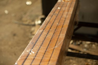 Filme sarılmış tahta. Atölyenin detayları. Tahta için gerdirme filmi. Mobilyalar için malzeme.