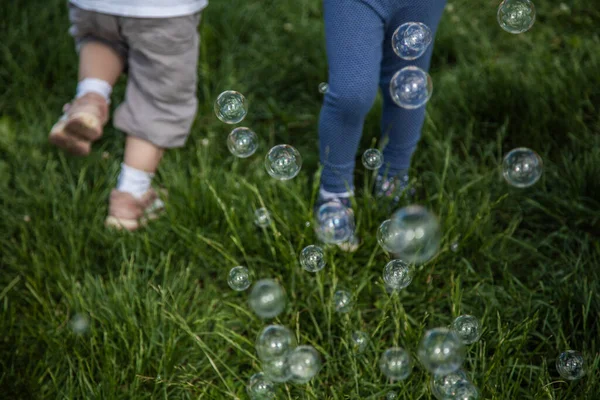 Niños Con Burbujas Jabón Burbujas Jabón Manos Niños Entretenimiento Jabón —  Fotos de Stock