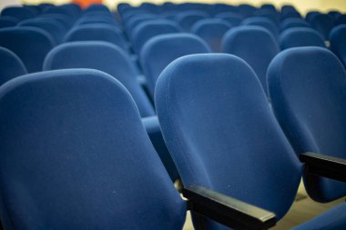Koltuklar mavi. İç detaylar. Sinemada sandalyeler. Film izlemek için yer.