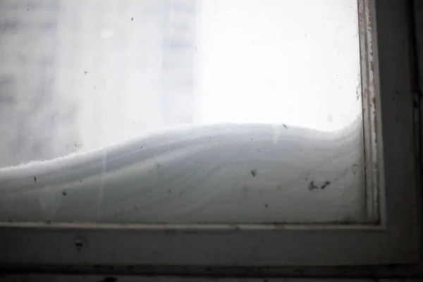 Χιόνι Στο Παράθυρο Κρύο Καιρό Παγωμένο Παράθυρο Παλιό Πλαίσιο Παραθύρου — Φωτογραφία Αρχείου