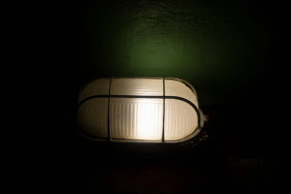 入り口のランプ 義務の光だ 装備が悪い トワイライト 光源が弱いことによる暗闇 — ストック写真