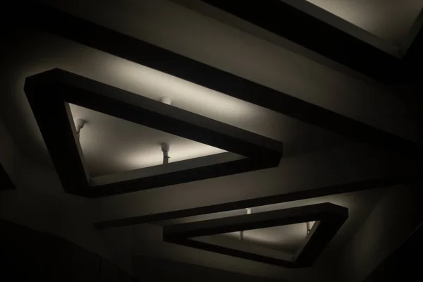 天井に三角形のランプ 内装の詳細 ホールで光 ルミネールデザイン — ストック写真