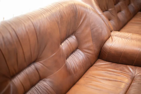 Deri Kanepe Rahatlamak Için Mobilya Koltuk Kahverengidir Eski Yatak Misafirler — Stok fotoğraf