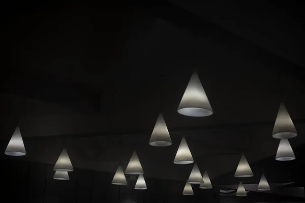 Sacco Lampade Sul Soffitto Dettagli Interni Sorgenti Luminose Nella Stanza — Foto Stock