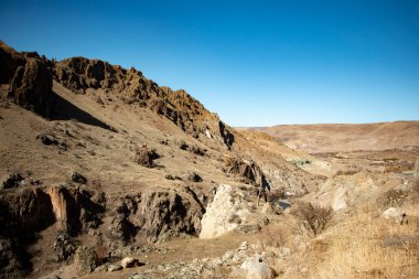 Georgia 'daki mağara şehri. Antik mimari. Dağ manzarası. Yaz günü yolda. Peyzaj görünümü.