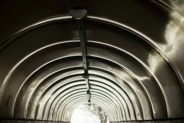 Ner Tunneln Kupolen Gjord Plast Gångväg Över Vägen Närmare Uppgifter — Stockfoto