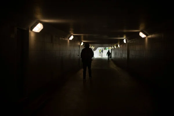 Tüneldeki Adam Adam Yer Altında Yürüyor Şehir Mimarisi Yeraltı Yaya — Stok fotoğraf