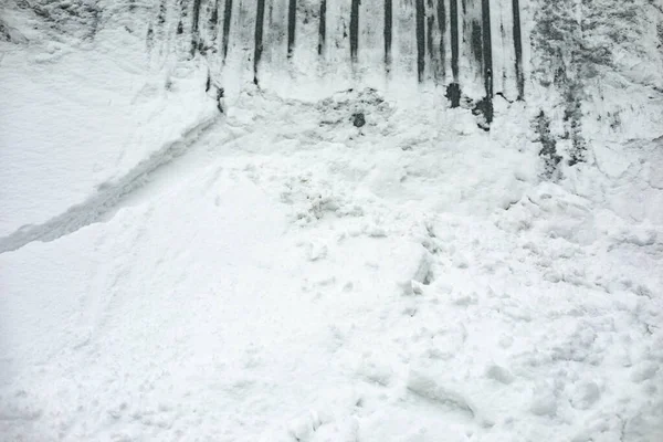 Χιόνι Στον Τοίχο Χιόνι Παρασύρεται Στο Φράχτη Χιονοστιβάδα Έπεσε Από — Φωτογραφία Αρχείου