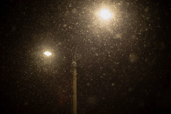 Schnee Der Nacht Blizzard Der Stadt Licht Der Lampe Auf — Stockfoto