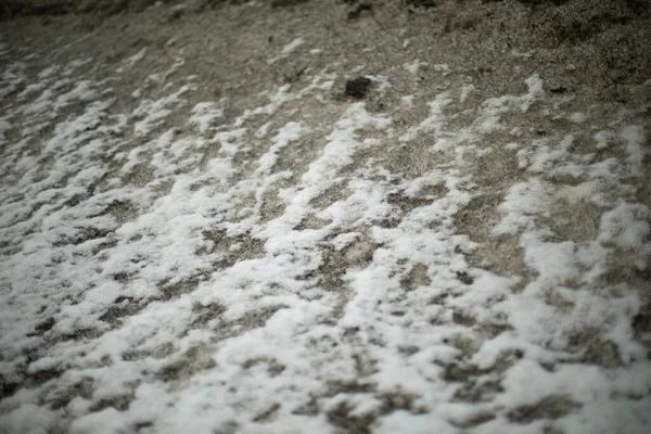 汚れた雪の質感 冬の道路の側面 灰色と白 凍る雪 — ストック写真