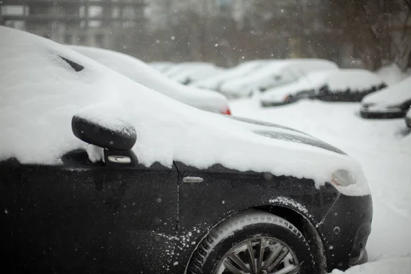 Zamarznięte Samochody Parkingu Samochody Były Pokryte Śniegiem Burzy Śnieżnej Transport — Zdjęcie stockowe