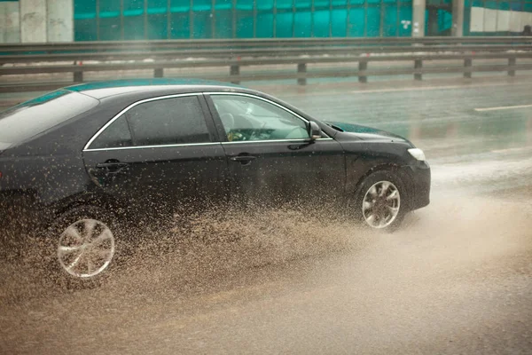 Carro Atravessa Poça Splashes Baixo Rodas Chuva Auto Estrada Estrada — Fotografia de Stock