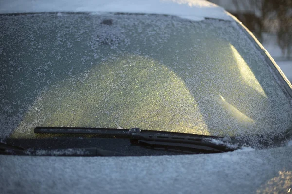 Zamarznięte Okno Samochodu Lód Przedniej Szybie Parking Zimą Oblodzenie Samochodu — Zdjęcie stockowe
