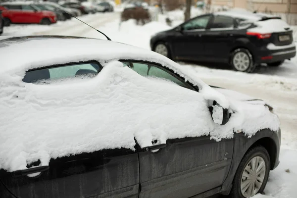 Samochód Zamarzł Parkingu Widok Strony Transportu Samochód Jest Pokryty Lodem — Zdjęcie stockowe