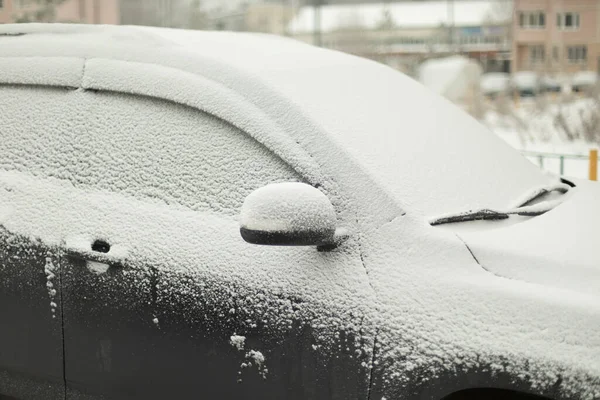 Samochód Jest Śniegu Lodowe Pojazdy Zimą Parkingu Ten Samochód Jest — Zdjęcie stockowe