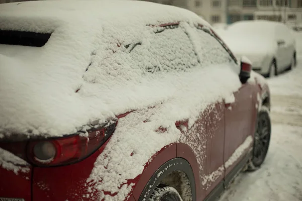 Samochód Jest Pokryty Śniegiem Okna Samochodu Śnieżycy Transport Zimą Parkingu — Zdjęcie stockowe