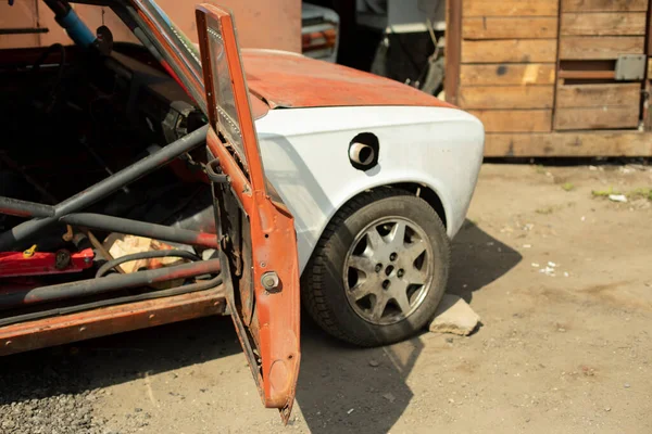 生存競争のための車 ロシア製のドリフトカー ガレージでの輸送 車のドアを開けて 車の部品 — ストック写真