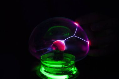 Akım kıvılcımlı lamba. Karanlıkta lamba. Oda için ilginç bir gece. Neon ışığının kıvılcımları.