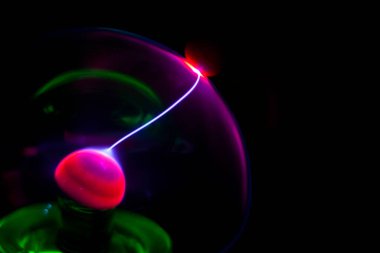 Akım kıvılcımlı lamba. Karanlıkta lamba. Oda için ilginç bir gece. Neon ışığının kıvılcımları.