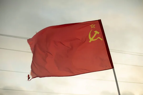 ハンマーと鎌で赤いバナー ソ連の国旗 共産主義運動の古いシンボル 風に赤い布 — ストック写真