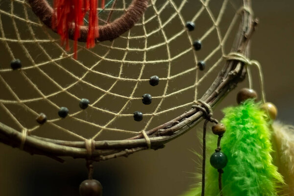 Ловец снов в интерьере. Детали индийского амулета для хорошего сна. Объект соткан из нитей. Символ мира в доме. Украшение в номере.