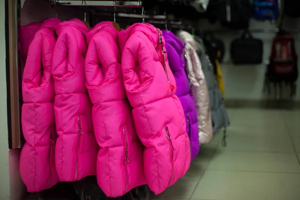 Pink Hangat Tanpa Lengan Jaket Toko Penjualan Pakaian Pakaian Cerah Stok Gambar