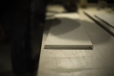 Tahtalar masaya. Marangozluk atölyesinin detayları. Mobilya yaratma süreci. Garajdaki eşyalar. Tahta işleme.