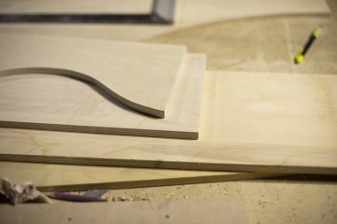 Tahtalar masaya. Doğramacılık. Ahşap işçiliğinin detayları. Mobilya üretimi. Çiğ tahta.