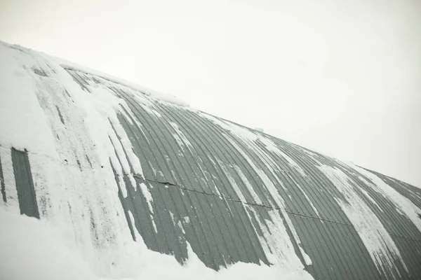 Κτίριο Της Αποθήκης Είναι Στο Χιόνι Χαλύβδινο Τοίχο Χιόνι Πέφτει — Φωτογραφία Αρχείου