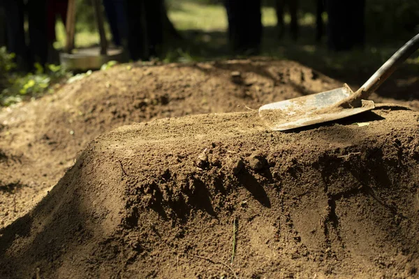 Begravningsentreprenören Slår Graven Skyffel Och Jord Människan Gräver Mark Sand — Stockfoto