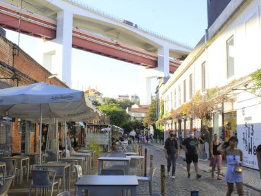 (Alcantara 'daki Lx Fabrikasında hareketlilik. 29 Eylül 2021, Lizbon, Portekiz: Lx Factory 'de hareket, 29 Eylül Çarşamba günü Lizbon' un en havalı mahallelerinden biri olan Alcantara 'da hak ettiğiniz her şeye sahip özel bir apartman dairesi). 