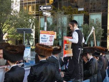 (BM Genel Kurulu 'nun çökmesiyle Etiyopya Krizi' nin tetiklediği gösteriler başladı. 27 Eylül 2021, Manhattan şehir merkezi, New York, ABD: Göstericiler, bazıları coşkulu ve diğerleri sürmekte olan Etiyopya Krizi tarafından öfkelendirildi 