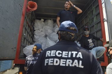 (Brezilya Milli Gelir İdaresi ve Federal Otoyol Polisi Natal 'daki dükkanlarda kaçak mal ele geçirdi. 30 Eylül 2021, Alecrim Ticaret 'te Milli Gelir İdaresi ve Federal Otoyol Polisi (PRF) ajanları hareketi
