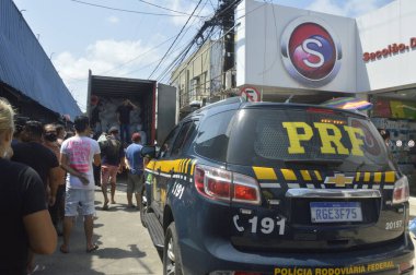 (Brezilya Milli Gelir İdaresi ve Federal Otoyol Polisi Natal 'daki dükkanlarda kaçak mal ele geçirdi. 30 Eylül 2021, Alecrim Ticaret 'te Milli Gelir İdaresi ve Federal Otoyol Polisi (PRF) ajanları hareketi