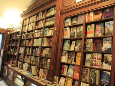 Lizbon 'un en büyük ve en eski kitapçısı olarak kabul edilen Bertrand Kitabevinin kurulumu. 30 Eylül 2021, Lizbon, Portekiz: En eskisi olarak kabul edilen Chiado bölgesindeki Betrand kitapçısının perşembe günü kurulması 