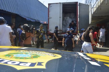 (Brezilya Milli Gelir İdaresi ve Federal Otoyol Polisi Natal 'daki dükkanlarda kaçak mal ele geçirdi. 30 Eylül 2021, Alecrim Ticaret 'te Milli Gelir İdaresi ve Federal Otoyol Polisi (PRF) ajanları hareketi
