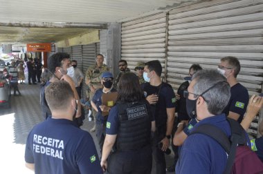 (Brezilya Milli Gelir İdaresi ve Federal Otoyol Polisi Natal 'daki dükkanlarda kaçak mal ele geçirdi. 30 Eylül 2021, Alecrim Ticaret 'te Milli Gelir İdaresi ve Federal Otoyol Polisi (PRF) ajanları hareketi