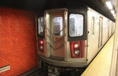 Bowling Green istasyonunda bir kadın metronun altına düştü. Bowling Green İstasyonu 'nda trenin altında kalan bir kadın itfaiyeciler tarafından kurtarıldı ve ölüm tehdidi olmadan yakınlardaki bir hastaneye götürüldü. Götürülmeden önce ilk önce sağlık görevlileri tarafından tedavi edilmiş. 