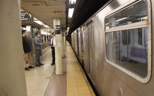 Uma Mulher Caiu Debaixo Metro Estação Bowling Green Uma Mulher — Fotografia de Stock