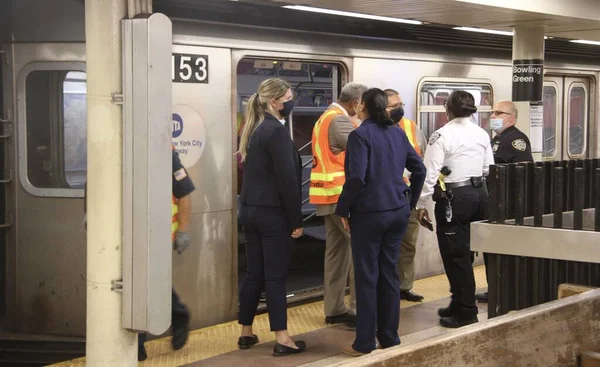 Una Mujer Cayó Metro Estación Bowling Green Una Mujer Que — Foto de Stock